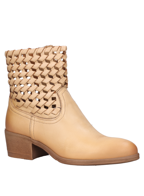 Diseño del botín de cuero beige que ofrece confort y estabilidad, perfecto para diversas ocasiones.