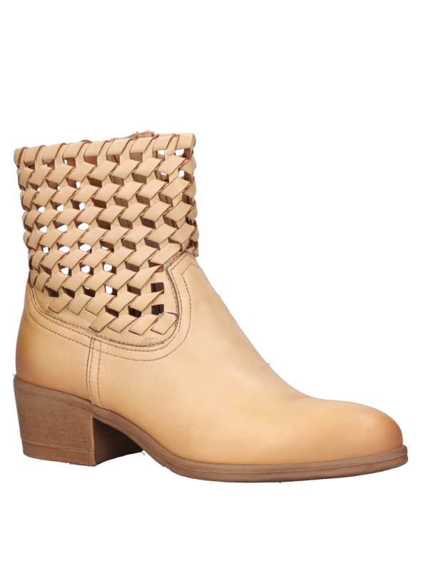 Diseño del botín de cuero beige que ofrece confort y estabilidad, perfecto para diversas ocasiones.
