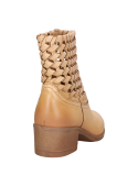 Botín beige para mujer con taco bloque, ideal para un look casual-elegante con jeans o vestido.