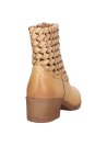 Botín beige para mujer con taco bloque, ideal para un look casual-elegante con jeans o vestido.