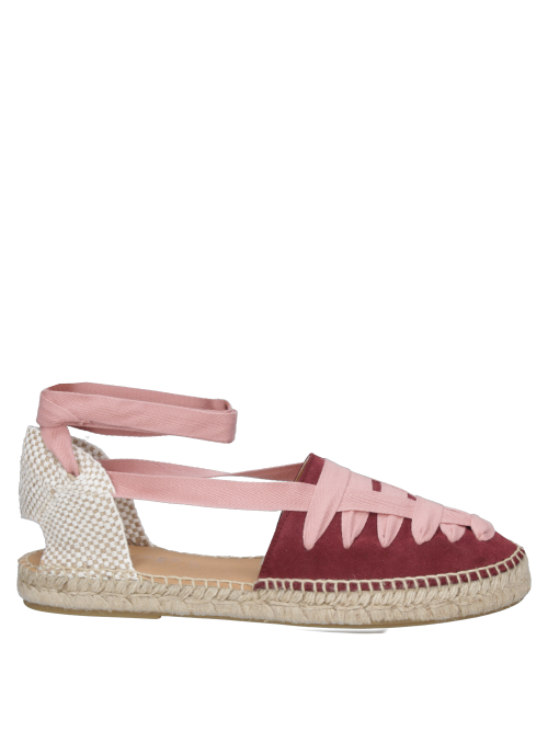Cuero burdeo en alpargata casual femenina, ideal para combinar con jeans o vestido.
