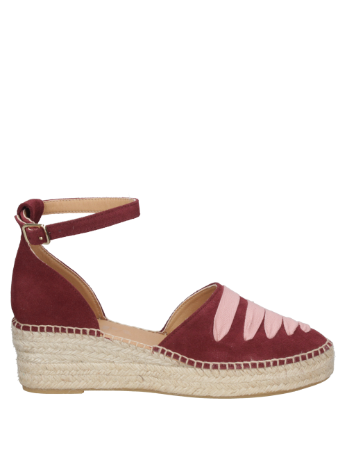 Calzado casual burdeo para mujer, cuero y cuña que estiliza.
