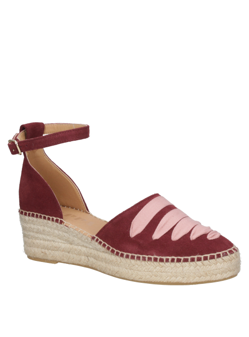 Calzado casual burdeo para mujer, cuero y cuña que estiliza.
