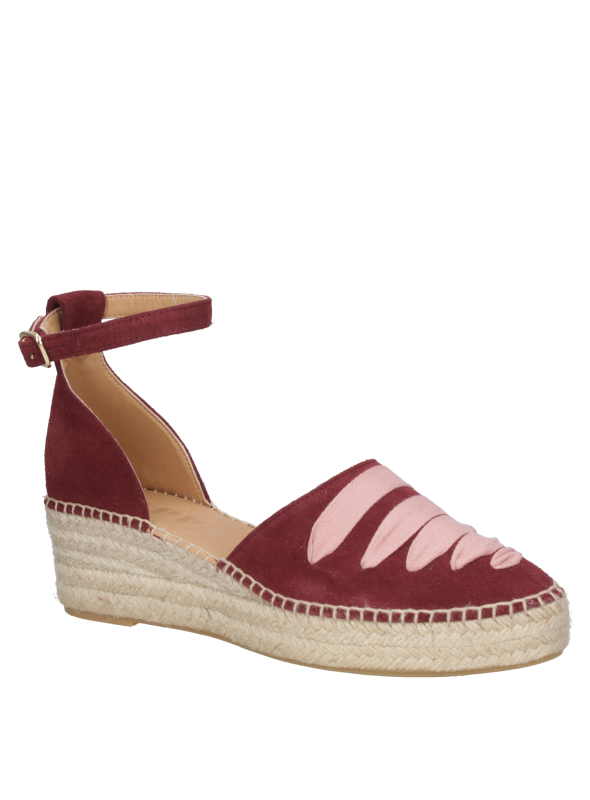 Calzado casual burdeo para mujer, cuero y cuña que estiliza.