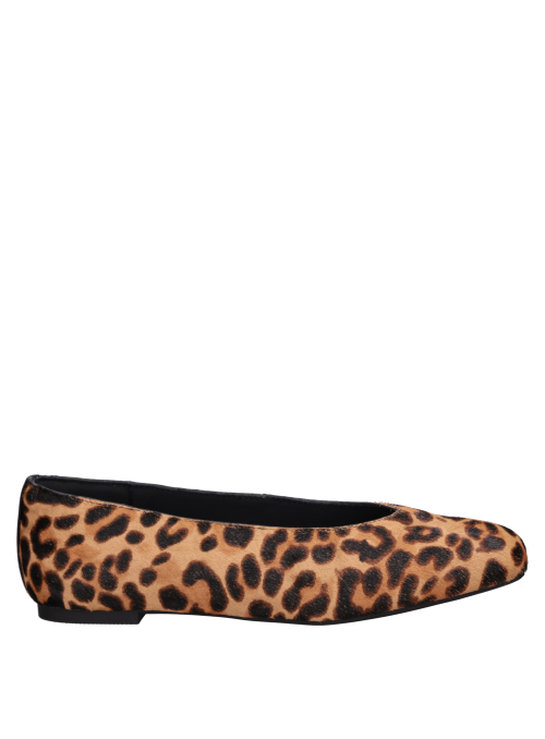 Calzado versátil de cuero animal print ideal para combinar con jeans o vestidos.