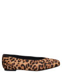 Ballerina de cuero en animal print que complementa looks casuales con un toque moderno.