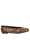 Ballerina de cuero en animal print que complementa looks casuales con un toque moderno.