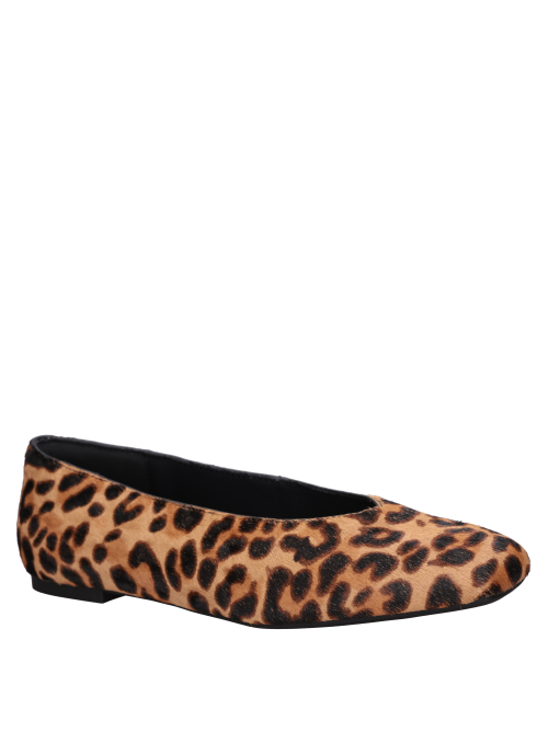 Calzado versátil de cuero animal print ideal para combinar con jeans o vestidos.