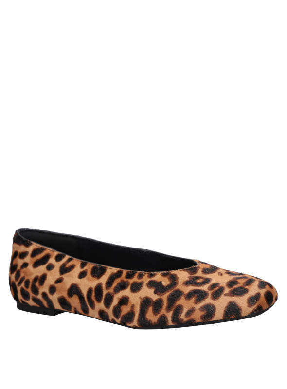Calzado versátil de cuero animal print ideal para combinar con jeans o vestidos.
