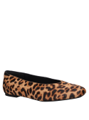 Calzado versátil de cuero animal print ideal para combinar con jeans o vestidos.