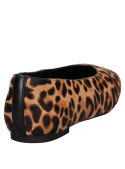Ballerina casual de cuero animal print que aporta textura felina a conjuntos diarios.