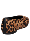 Ballerina casual de cuero animal print que aporta textura felina a conjuntos diarios.