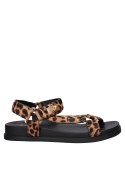 Sandalia de cuero animal print con sutil taco de 3 cm, perfecta para combinar con jeans o falda.