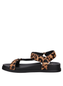 Elegante sandalia de cuero animal print con taco bajo y diseño minimalista para looks casuales.