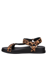 Elegante sandalia de cuero animal print con taco bajo y diseño minimalista para looks casuales.