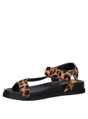 Sandalia plana de cuero animal print con tiras descubiertas y punta abierta para mujer.