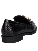 Silueta clásica de mocasín negro de cuero para mujer, con calce slip-on y acabado liso.