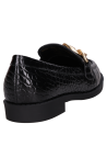Silueta clásica de mocasín negro de cuero para mujer, con calce slip-on y acabado liso.