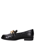 Detalle del empeine limpio y estructurado de mocasín negro de cuero, ideal para múltiples ocasiones.