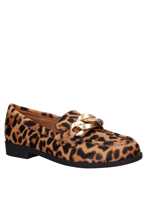 Mocasín de cuero animal print, silueta definida, adecuado para looks casuales con traje o shorts.