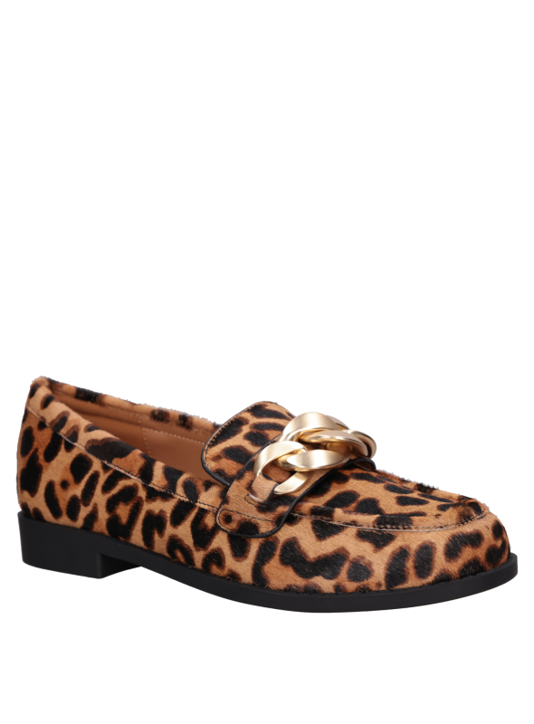 Mocasín de cuero animal print, silueta definida, adecuado para looks casuales con traje o shorts.