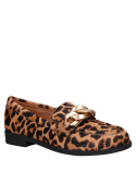 Mocasín de cuero animal print, silueta definida, adecuado para looks casuales con traje o shorts.