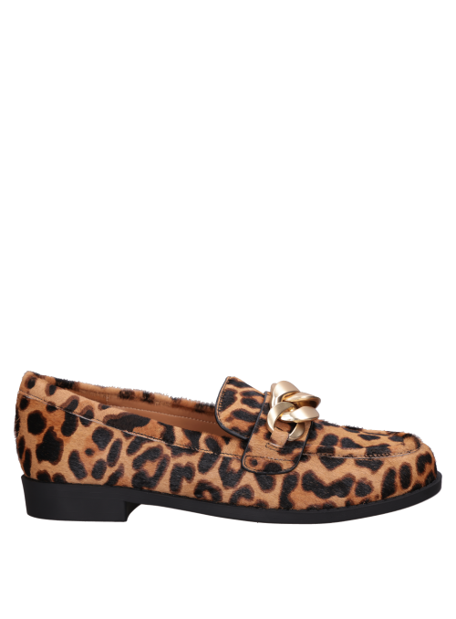 Mocasín de cuero animal print, silueta definida, adecuado para looks casuales con traje o shorts.