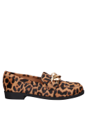 Elegante mocasín de cuero animal print, empeine limpio, perfecto para combinar con jeans o falda.