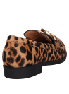 Mocasín clásico en cuero animal print con suela plana, diseño cómodo y versátil para mujer.
