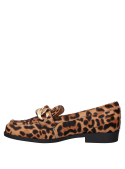 Detalle de ribeteado tradicional en mocasín de cuero animal print, sin cordones, ideal para uso diario.