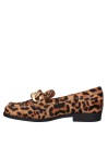 Detalle de ribeteado tradicional en mocasín de cuero animal print, sin cordones, ideal para uso diario.