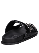Calzado de cuero negro, sandalia femenina con líneas limpias y taco bajo.