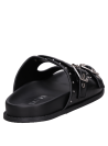 Calzado de cuero negro, sandalia femenina con líneas limpias y taco bajo.