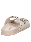 Sandalia beige femenina de taco plano, perfecta para un paso natural.