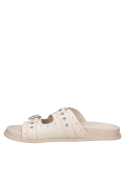 Calzado casual de cuero beige, ideal para climas cálidos y combinaciones relajadas.