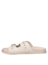 Calzado casual de cuero beige, ideal para climas cálidos y combinaciones relajadas.