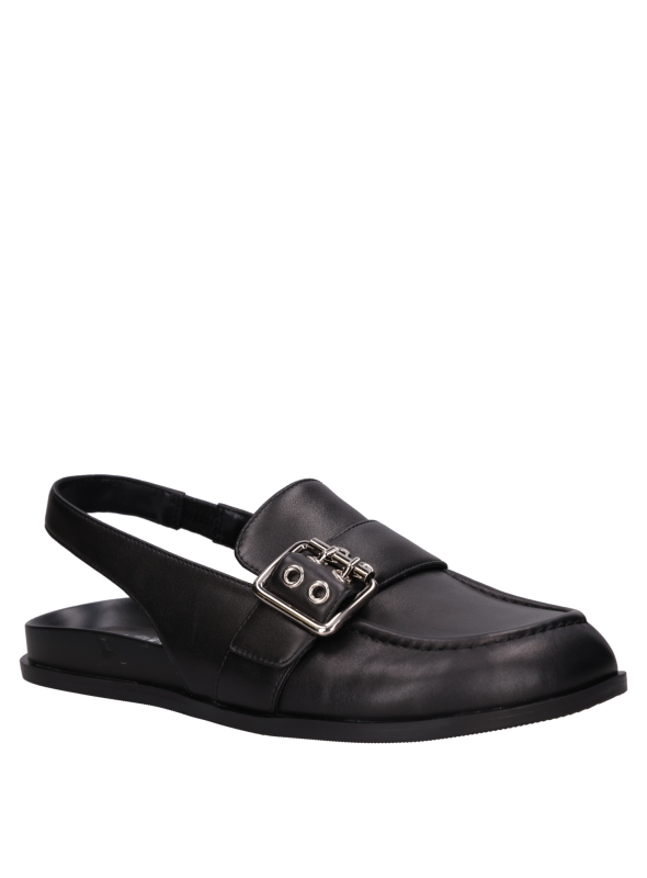 Zapato negro de cuero para mujer, silueta elegante que complementa diversos atuendos.