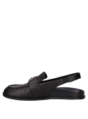 Calzado urbano versátil de cuero liso negro, ideal para combinar con outfits casuales.