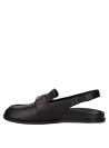 Calzado urbano versátil de cuero liso negro, ideal para combinar con outfits casuales.