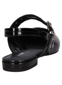 Ballerina de cuero charol negro con diseño estilizado y taco de 3 cm.