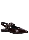 Ballerina de cuero burdeo, diseño elegante y moderno con detalles que realzan el color.