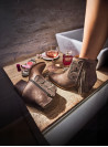 Botín vaquero de cuero taupe para mujer con taco bloque y punta redonda, ideal para estilo western.