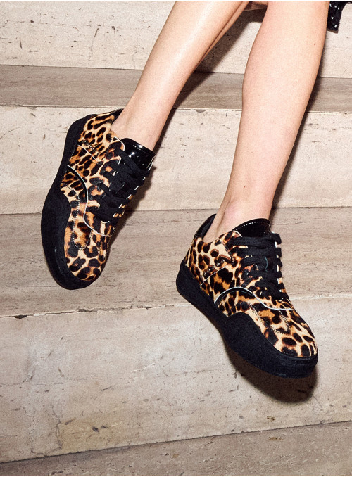 zapatilla de mujer en cuero con tachuelas plateadas, combina bien con jeans y chaquetas