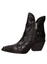 Botín de cuero negro para mujer con punta puntiaguda y taco bloque, estilo urbano elegante.