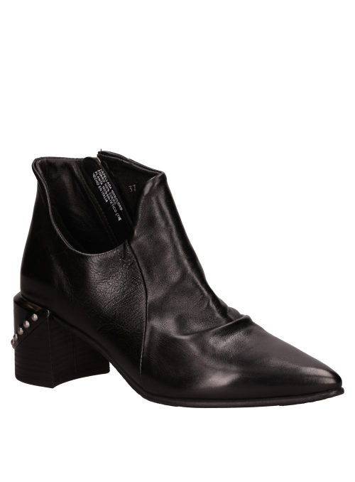Sofisticado botín de cuero negro con taco bloque de 6,3 cm, realzando un estilo urbano y elegante.