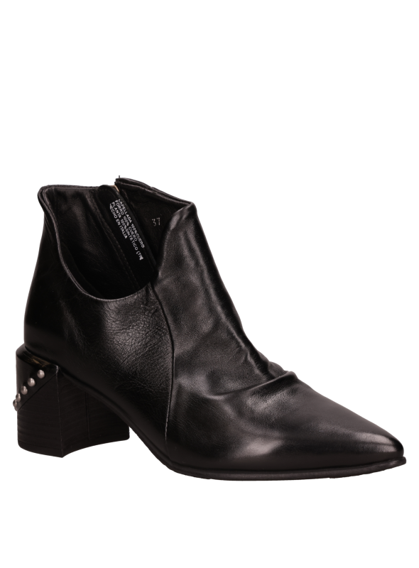 Sofisticado botín de cuero negro con taco bloque de 6,3 cm, realzando un estilo urbano y elegante.