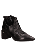Sofisticado botín de cuero negro con taco bloque de 6,3 cm, realzando un estilo urbano y elegante.