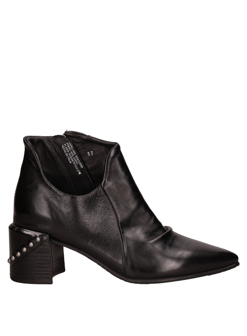 Sofisticado botín de cuero negro con taco bloque de 6,3 cm, realzando un estilo urbano y elegante.