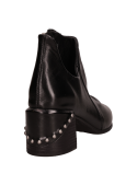 Botín casual de cuero negro con diseño minimalista, destacando su silueta estilizada y costuras limpias.