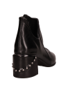 Botín casual de cuero negro con diseño minimalista, destacando su silueta estilizada y costuras limpias.